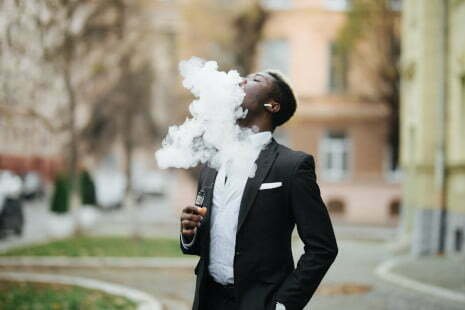 homme d'affaire qui fume du e-liquide cbd