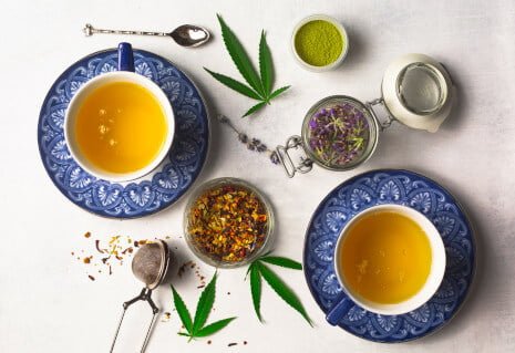 infusion bio au cbd dans des tasses bleues