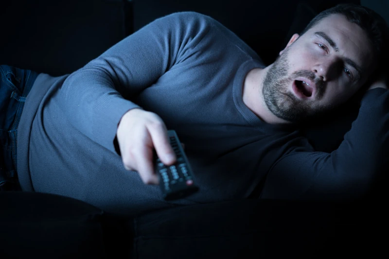 cbd et sommeil homme qui lutte pour ne pas dormir